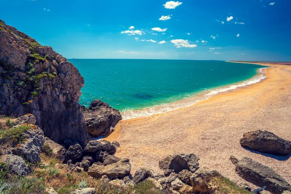 Widok Otwarte Morze Skaliste Wybrzeże Błękitem Nieba Pięknej Przyrody Bezludnej — Zdjęcie stockowe