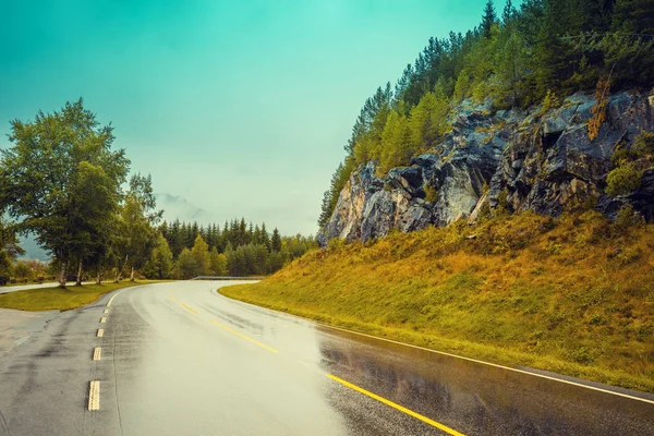 Conduzir Carro Estrada Montanha Estrada Entre Montanhas Com Céu Nublado — Fotografia de Stock