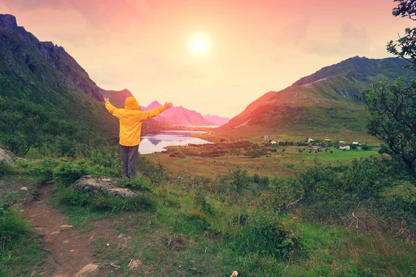 Panoramisch Uitzicht Fjord Twilight Tijd Met Een Geweldige Oranje Hemel — Stockfoto