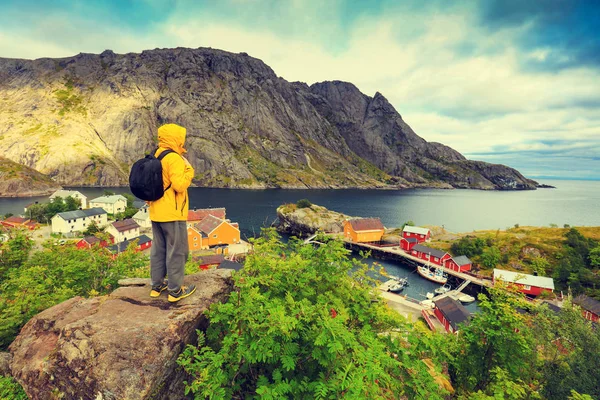 Panoramisch Uitzicht Fjord Vissersdorp Man Tourist Met Staand Een Rotsmassief — Stockfoto