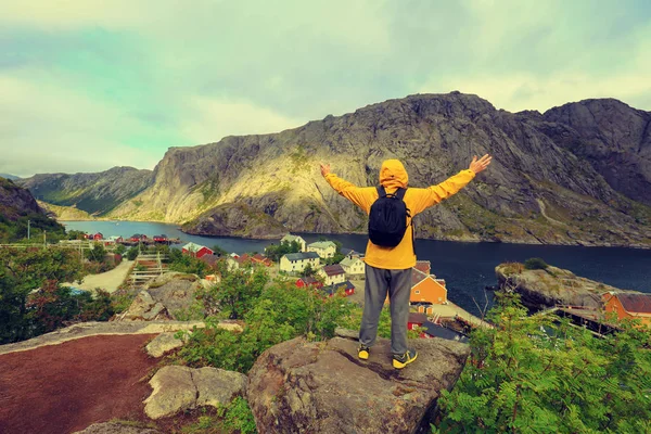 Panoramisch Uitzicht Fjord Vissersdorp Man Tourist Met Handen Lucht Staande — Stockfoto