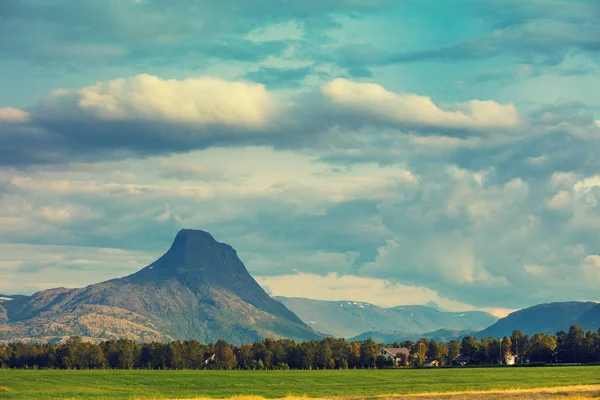 Pięknej Górskiej Pochmurnego Nieba Natura Norwegia — Zdjęcie stockowe