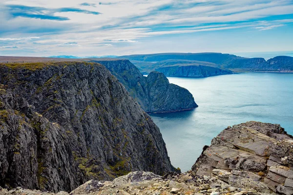Pohled Fjord Skalnaté Pobřeží Modrou Oblohou Krásná Příroda Norska Arctic — Stock fotografie