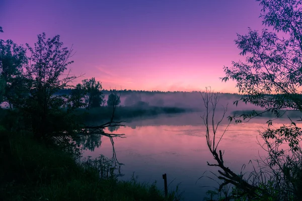 Una Mattina Nebbiosa Sul Fiume Alba Rosa Sul Fiume Paesaggio — Foto Stock