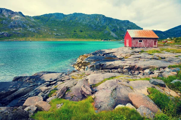 岩が多い海岸 ノルウェーの美しい自然 ロフォーテン諸島 海岸での釣りロッジ — ストック写真