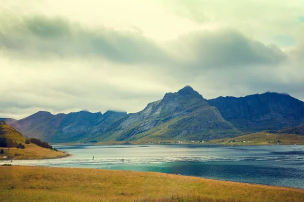 美しい曇り空で岩が多い海岸 フィヨルドで表示します ノルウェーの美しい自然 ロフォーテン諸島 — ストック写真