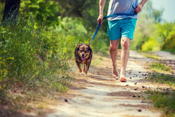 Een Man Loopt Blote Voeten Met Een Hond Een Onverharde — Stockfoto