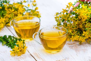 İki bardak bitkisel çay grunge ahşap tablo