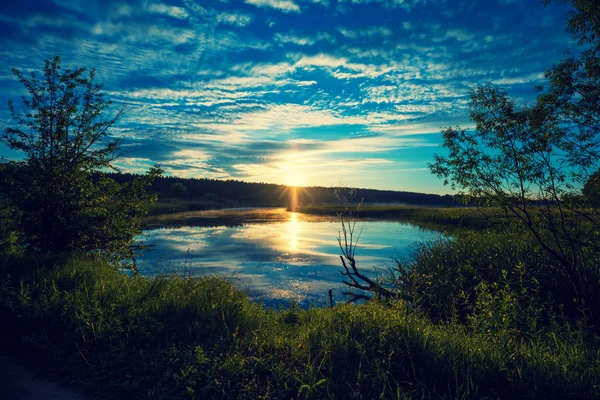 Tramonto Magico Sul Lago Mattina Nebbiosa Paesaggio Rurale Deserto Sensazione — Foto Stock