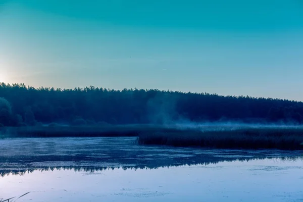 Mistige Ochtend Lake Voor Zonsopgang Rurale Landschap Mystieke Gevoel — Stockfoto