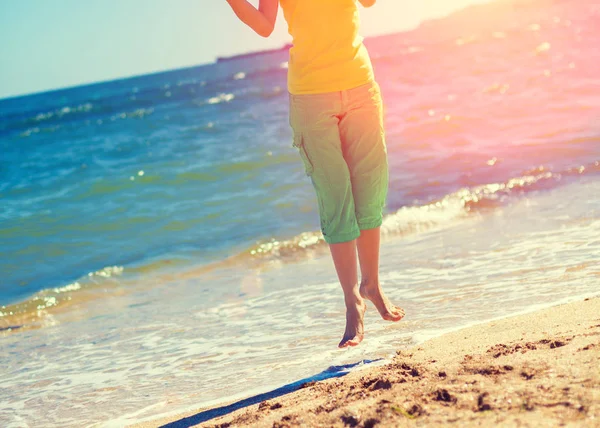 磁悬浮 漂浮在海滩上的年轻幸福的妇女 — 图库照片