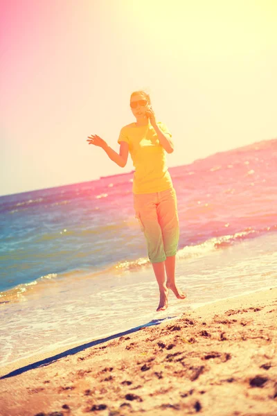 Levitação Jovem Mulher Feliz Levitando Uma Praia — Fotografia de Stock