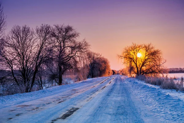 Frühen Morgen Straße Bei Sonnenaufgang Mit Schnee Bedeckt — Stockfoto