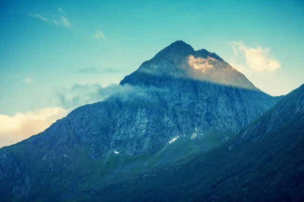 Hermosas Montañas Contra Cielo Naturaleza Noruega — Foto de Stock