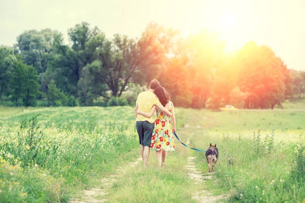 Casal Feliz Apaixonado Por Cão Andando Uma Estrada Terra Rural — Fotografia de Stock