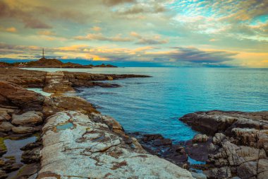 Kayalık sahil bulutlu gökyüzü ile. Vahşi. Güzel doğa Norveç. Lofoten Adaları. Reine