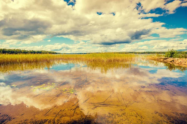 Озеро Відбиттям Неба Красива Природа Фінляндії — стокове фото