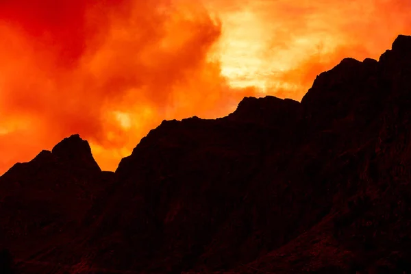 Cima Montaña Delineada Con Cielo Nublado Atardecer Puesta Sol Roja — Foto de Stock