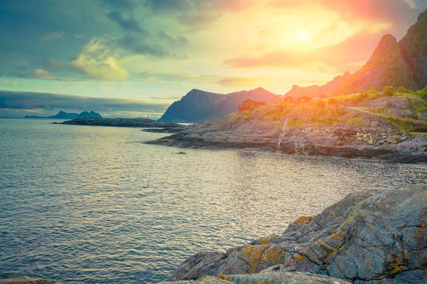 Gün Batımında Bulutlu Gökyüzü Ile Kayalık Deniz Kıyısı Norveç Güzel — Stok fotoğraf
