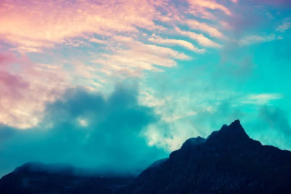 Cima Montaña Delineada Con Cielo Nublado Atardecer Atardecer Amarillo Rosado — Foto de Stock