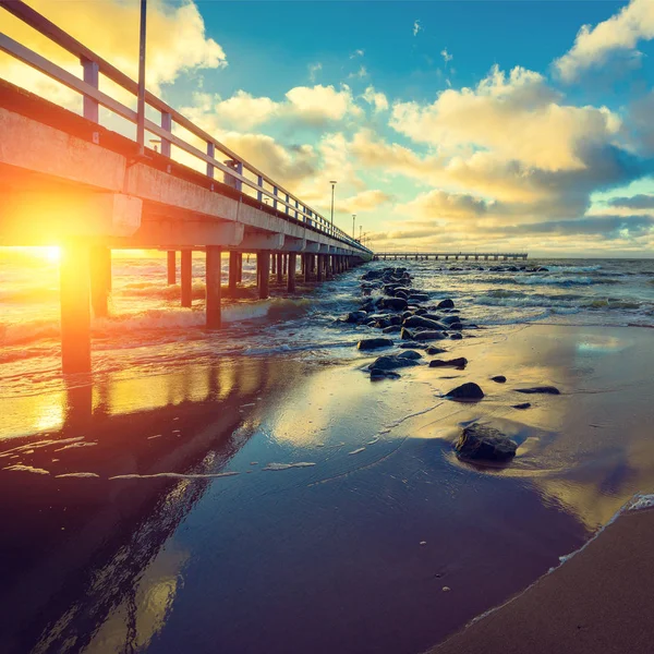 Pier a moře při západu slunce — Stock fotografie