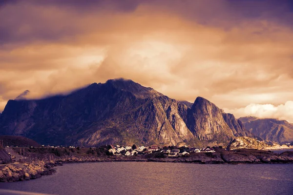 Steniga Havsstrand Med Molnig Himmel Solnedgången Vacker Natur Norge Lofoten — Stockfoto