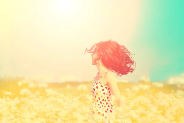 老式的漂亮年轻女子的肖像户外 在阳光明媚的日子里 在荞麦地里漫步的快乐女孩 — 图库照片