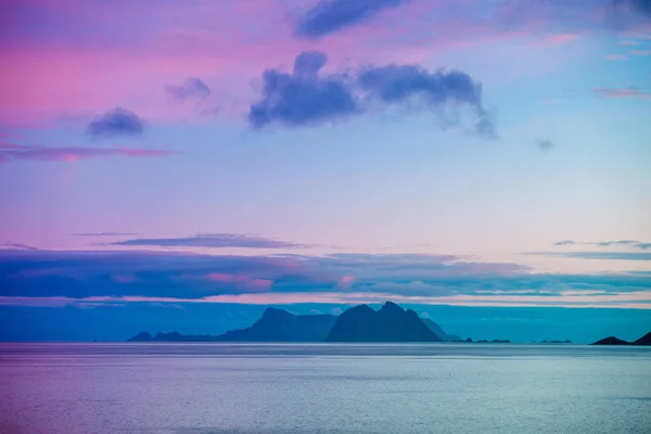 Med Ett Berg Vid Horisonten Vackra Landskap Blå Himmel Med — Stockfoto