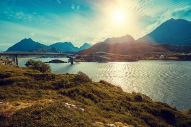 Panoramik fiyort Köprüsü'nde Günbatımı ışığı ile. Lofoten Adaları, Norveç