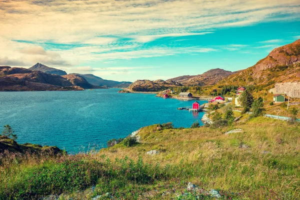フィヨルドと漁村のパノラマ風景 ノルウェーのロフォーテン諸島 — ストック写真