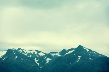 Dağ zirveleri üzerinden günbatımı