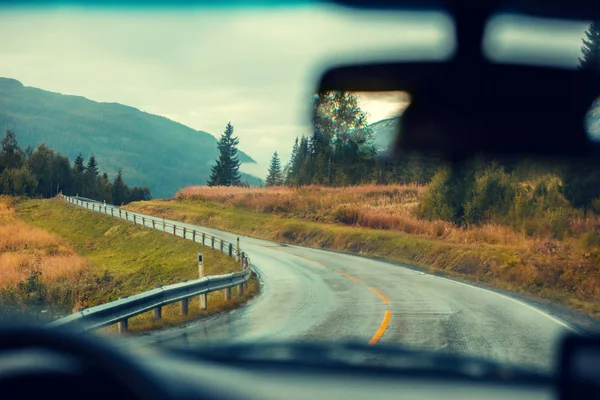 Conduzir Carro Estrada Montanha Estrada Entre Montanhas Com Céu Nublado — Fotografia de Stock