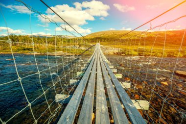 Köprü bir dağ nehir üzerinde asılı