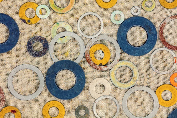 Abstracte Grunge Achtergrond Kleurrijke Metalen Ringen Ringen Blauwe Houten Achtergrond — Stockfoto