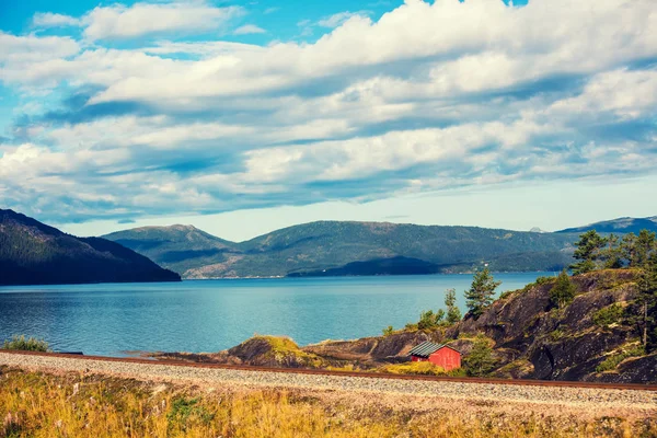 美しいフィヨルドで表示します ノルウェーの美しい自然 — ストック写真