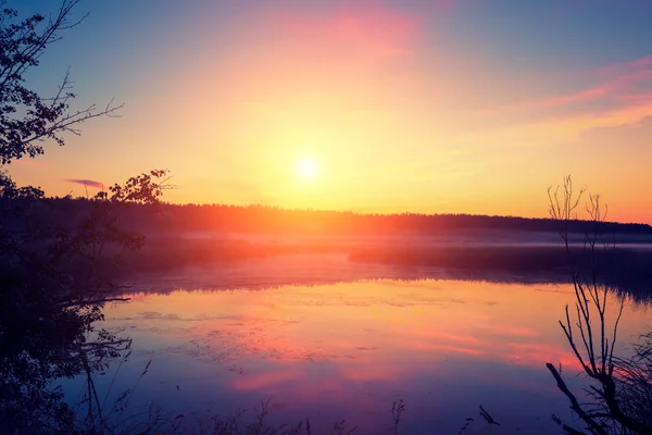 Frühmorgens Sonnenaufgang Über Dem See Ein Nebliger Morgen Eine Ländliche — Stockfoto