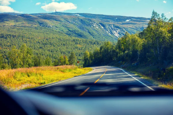 Conduzir Carro Estrada Montanha Vista Pára Brisas Natureza Noruega — Fotografia de Stock