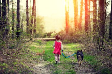 Ormanın içinde yolda tekrar fotoğraf yürüme köpek ile küçük kız.