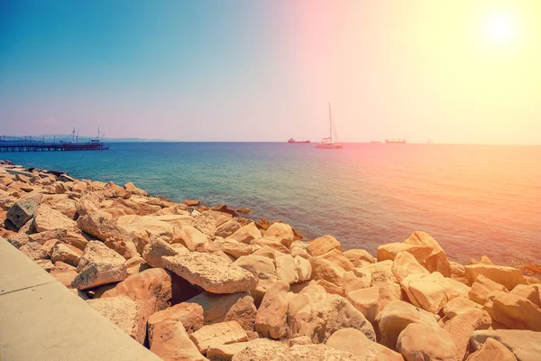 Rocke 海滩在夏天早晨 塞浦路斯利马索尔的混凝土路堤 — 图库照片