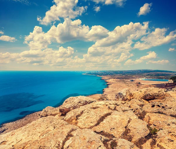 Luchtfoto Van Open Zee Rotsachtige Kust Met Blauwe Bewolkte Hemel — Stockfoto