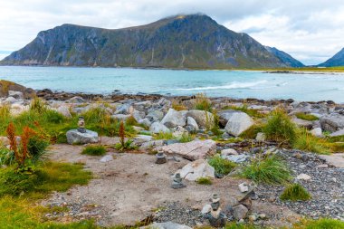 Güzel vahşi, kayalık plaj, fiyort görünümünü. Lofoten Adaları, Norveç.