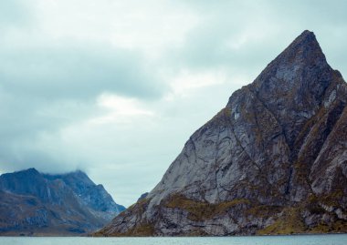 Deniz kıyısı dağda. Kuzey manzara. Norveç güzel doğası. Lofoten Adaları.