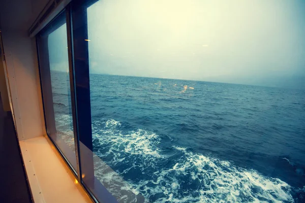 gemi ile seyahat. Deniz Manzaralı penceresinden