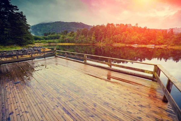 Wooden Deck Lakeshore Rocky Shore Mountain Lake Rainy Autumn Morning — Stock Photo, Image