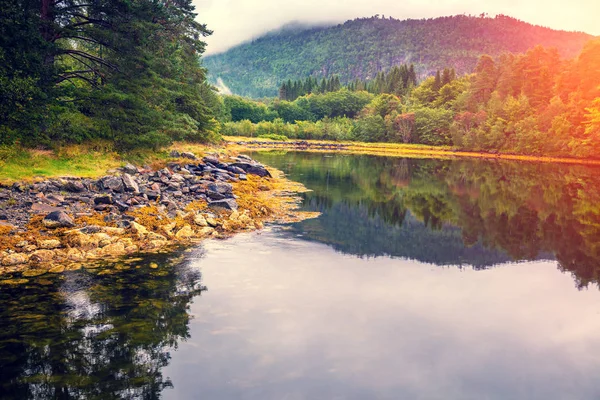 Rocky Lakeshore Calm Mountain Lake Autumn Beautiful Nature Norway Reflection — Stock Photo, Image