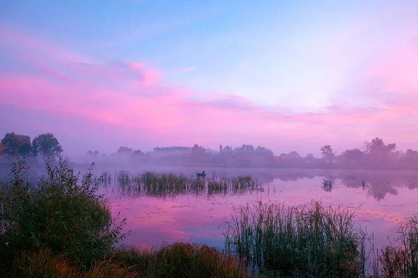 Sabah, şafak göl üzerinde. Puslu sabah, kırsal manzara, vahşi, mistik duygu