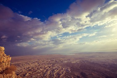 Masada havadan görünümden. Sunrise Judaean Çölü'nde