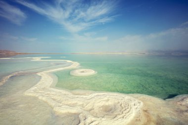 Ölü deniz doku. Tuzlu deniz kıyısı. İsrail
