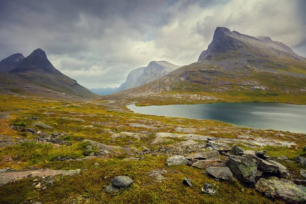 Paisaje Montaña Orilla Rocosa Del Lago Montaña Mañana Lluviosa Otoño — Foto de Stock