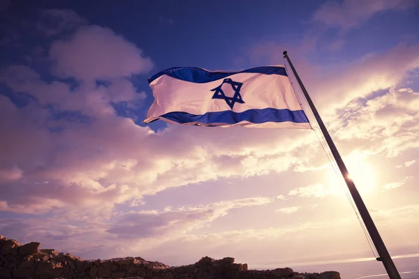 Sabah gökyüzüne karşı Masada İsrail bayrağı